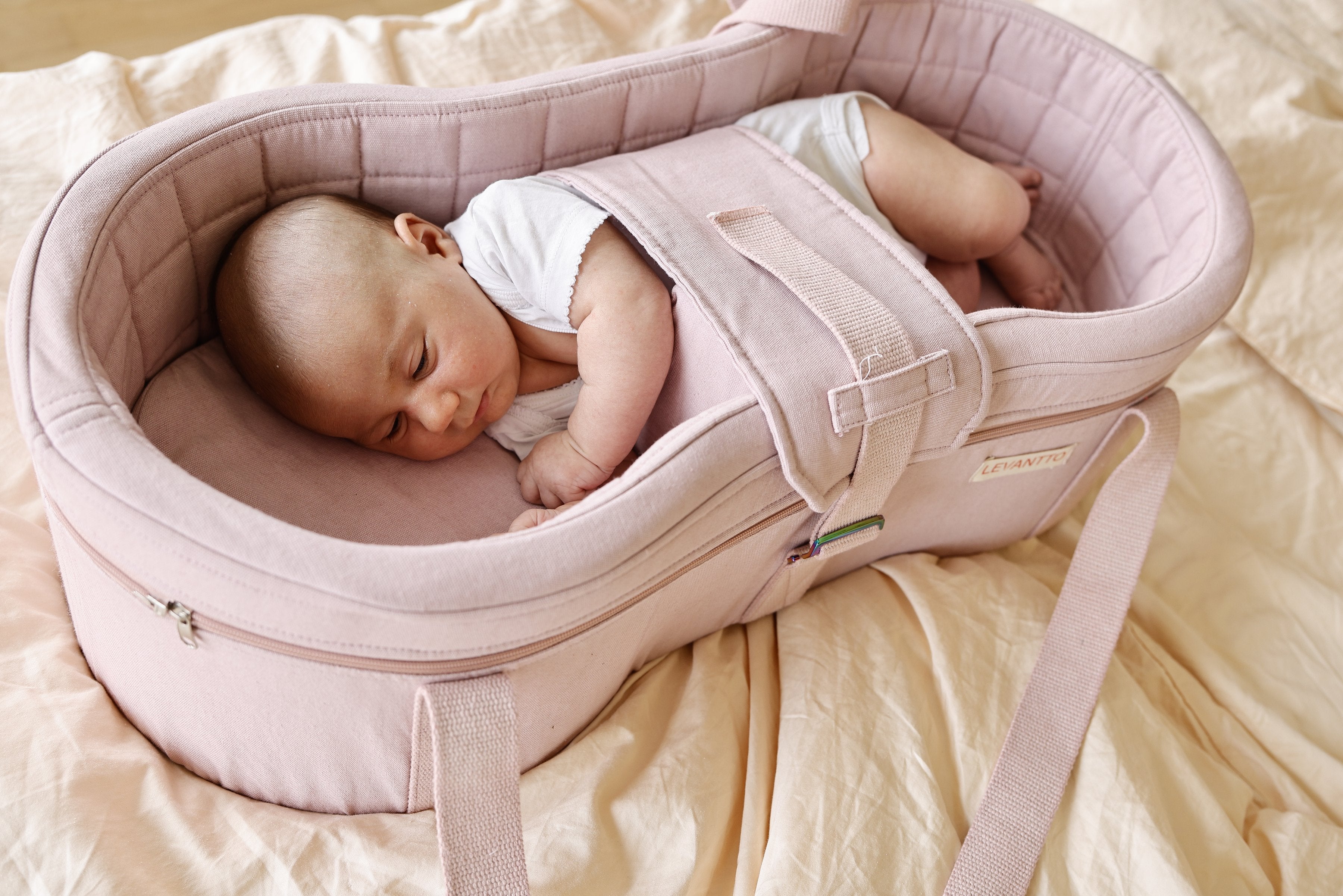Baby in Seitlage in der peanut Tasche