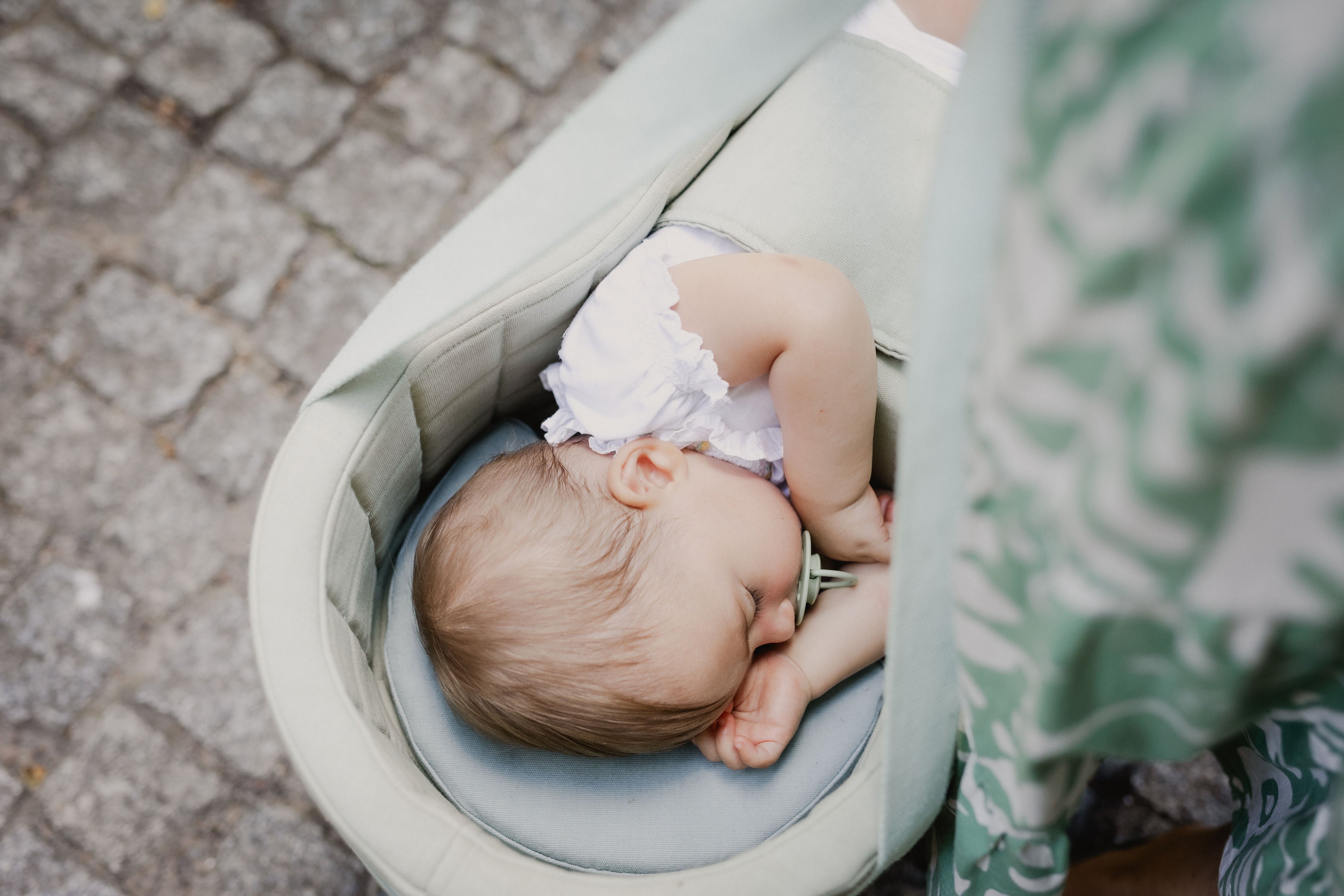 Baby liegt in Seitlage im PEANUT-Nest